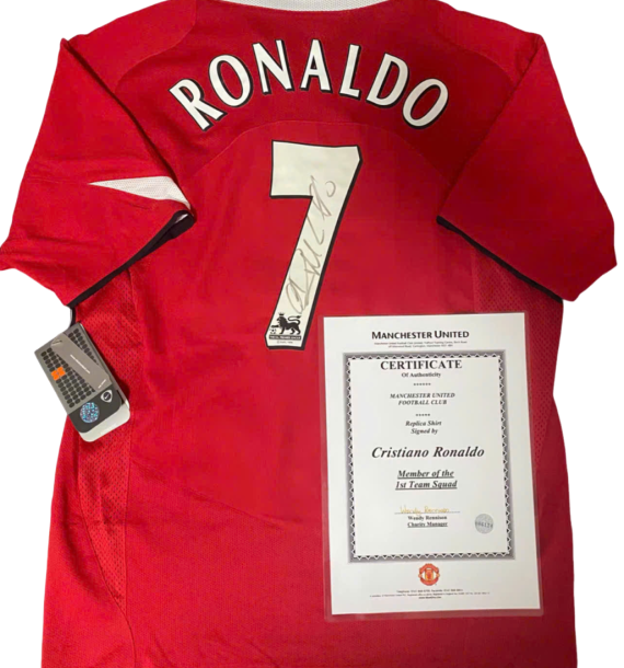 Áo đấu Manchester United mùa giải 2004/2006 có chữ ký của Cristiano Ronaldo