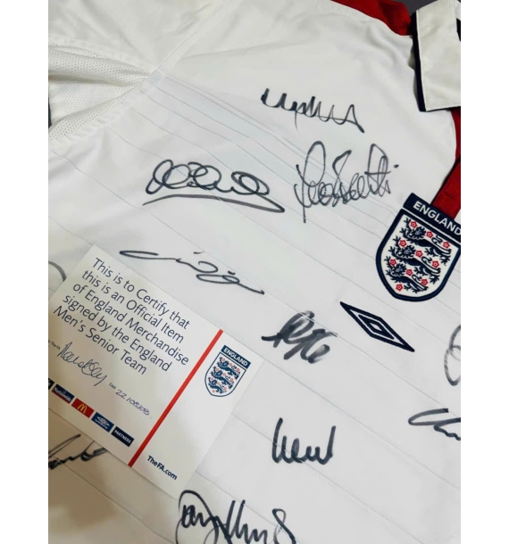 Áo đấu của đội tuyển Anh tại Euro 2004 có chữ ký